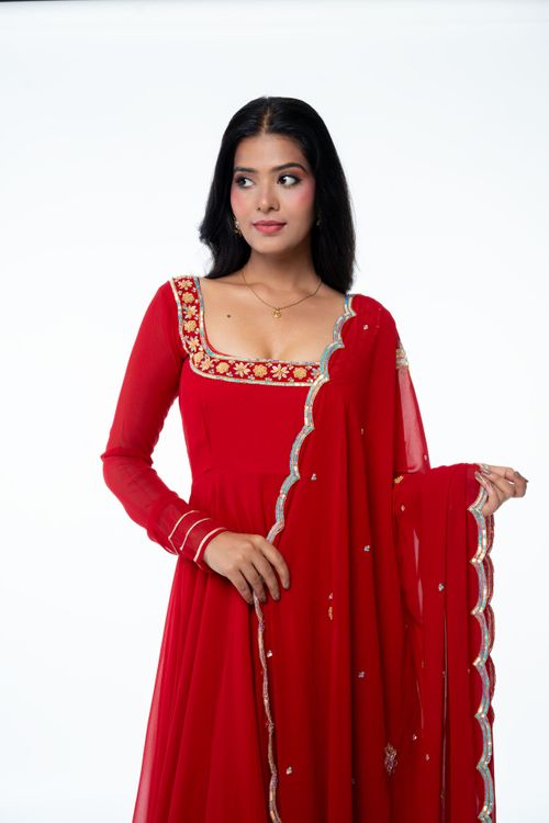 DREAMY FRILLS (RED) - Traditional Alley